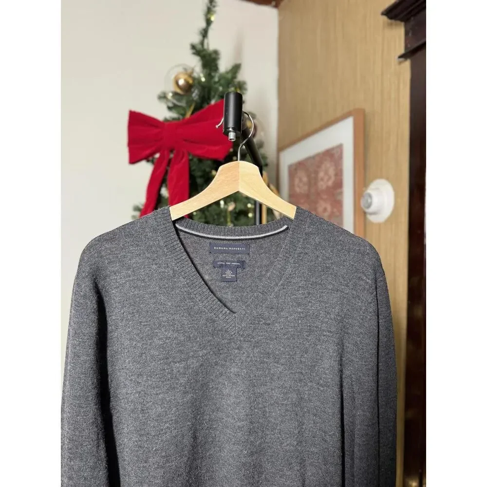 Banana Republic men neck