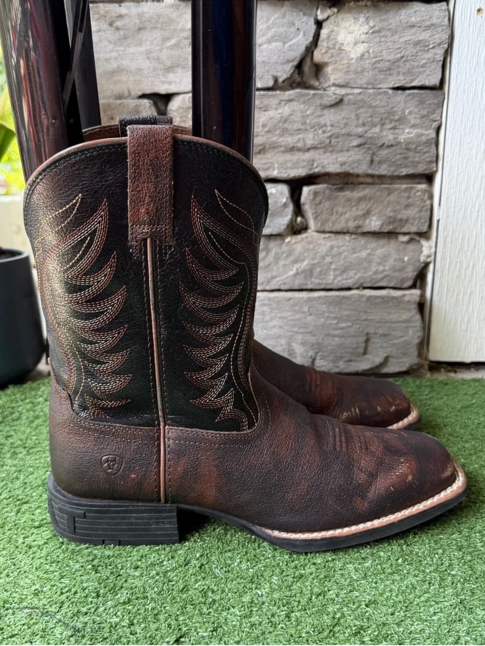 Ariat pull distressed
