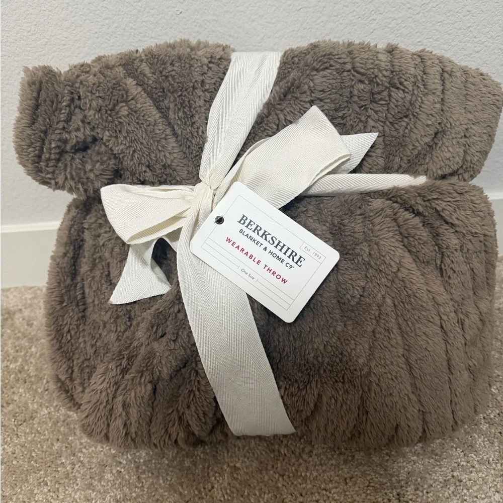 Berkshire wearable throw