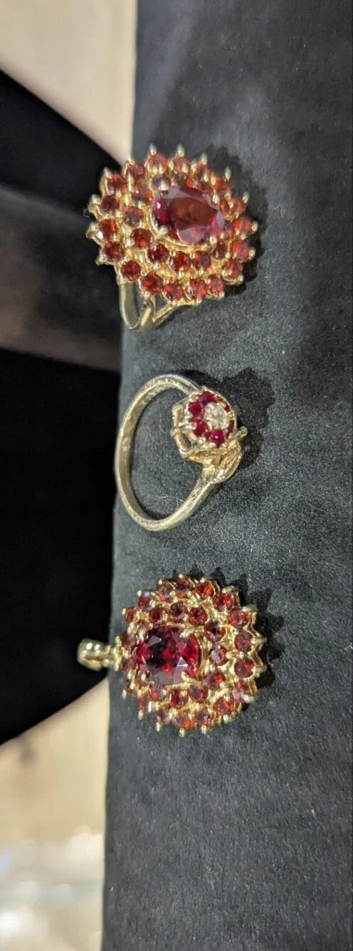 N/A elegant gold