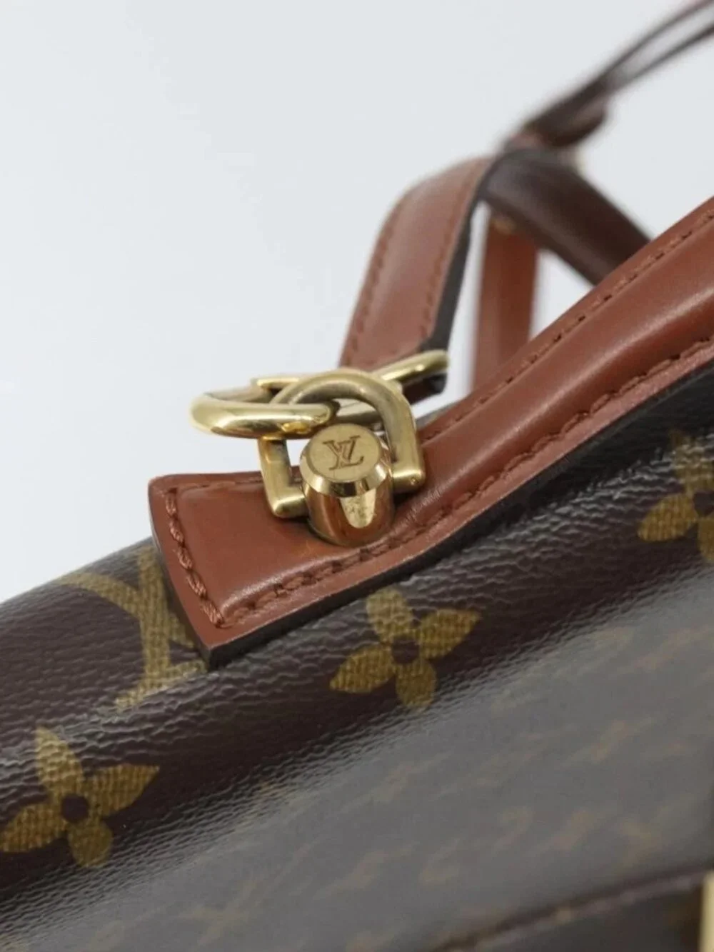 Louis Vuitton d2 no fittings：scratches
