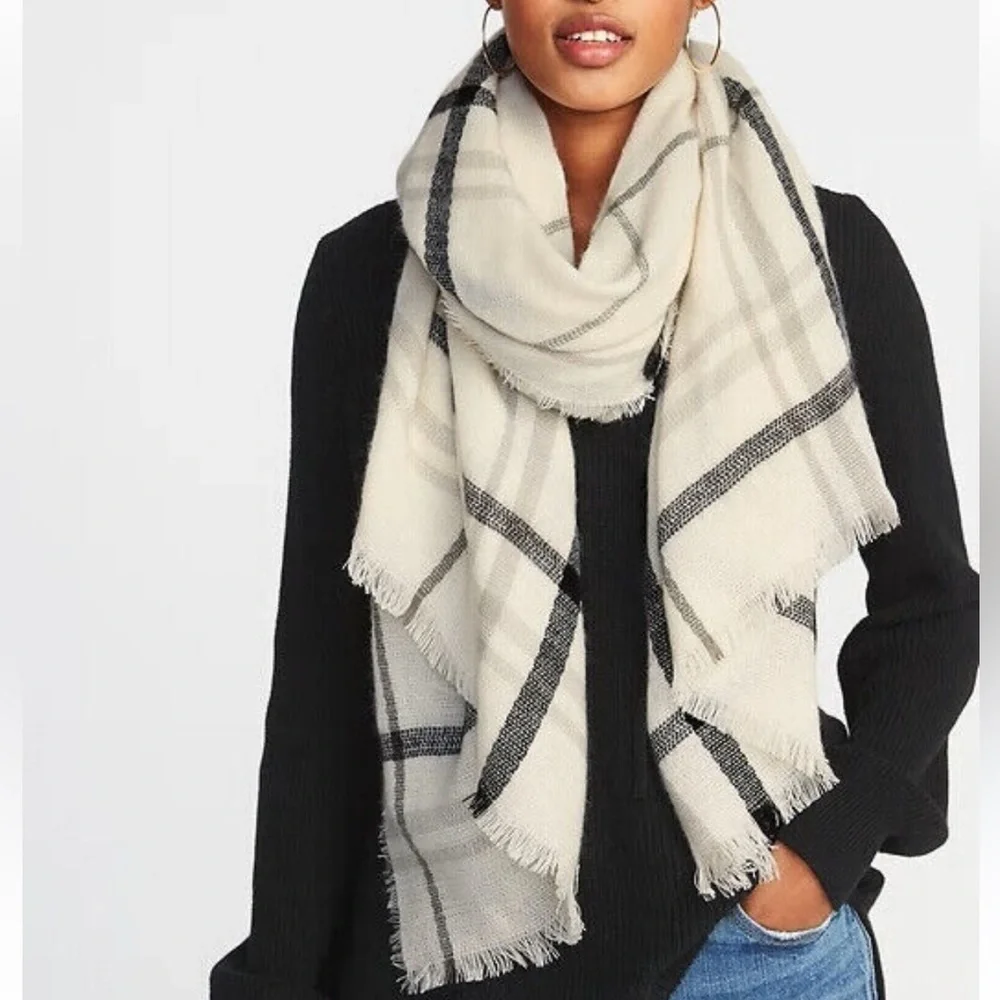 NWT Old Navy Plaid Blanket Scarf Wrap Shawl Cream Black Oversized Fringe OS