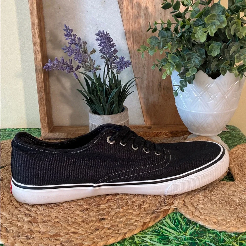 Levis sleek black