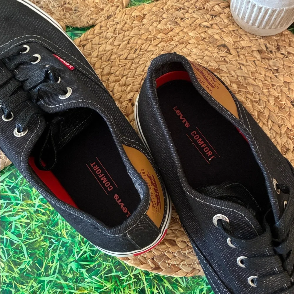 Levis sleek black