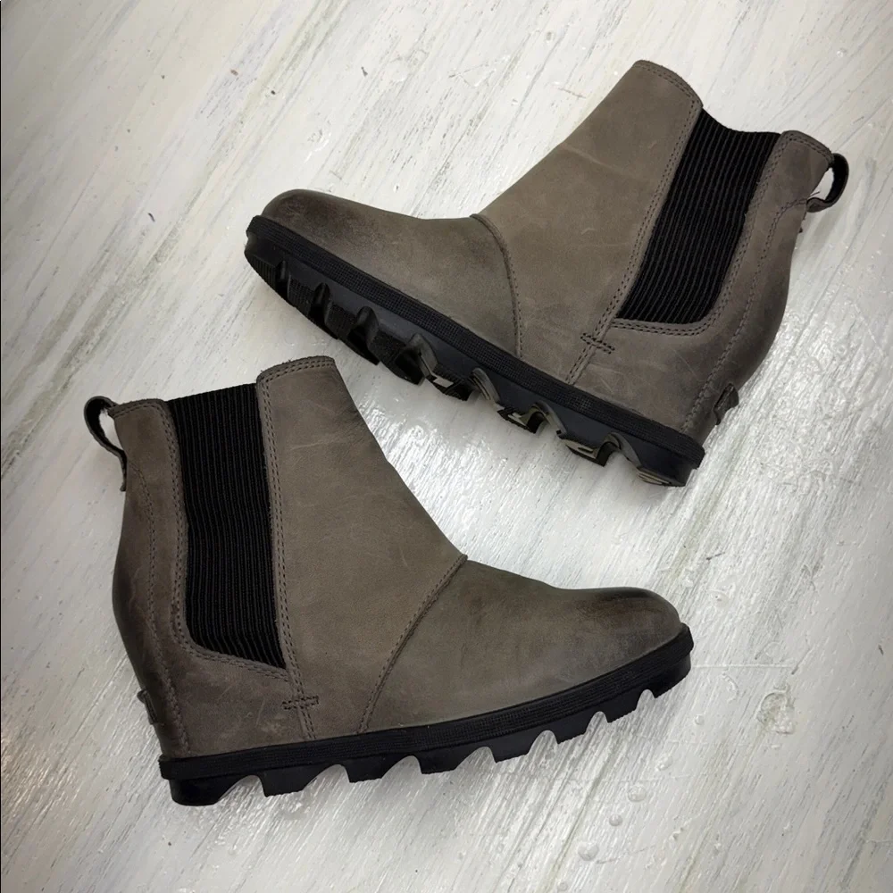Sorel Joan of Arctic Wedge II Chelsea Taupe Ankle Boots with Black Sole Sz 7.5
