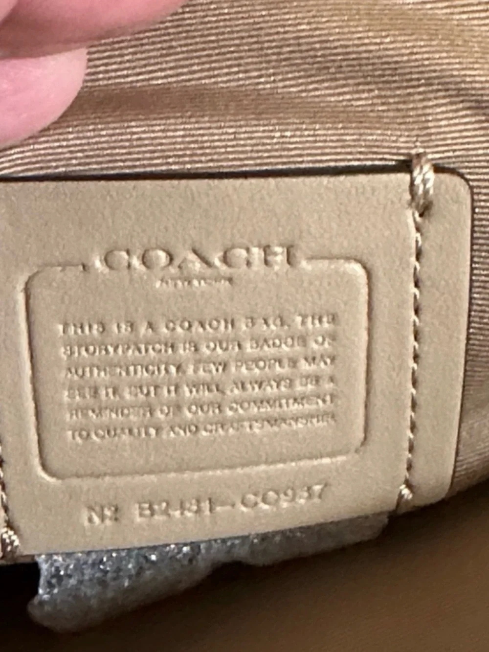 Coach compact round
