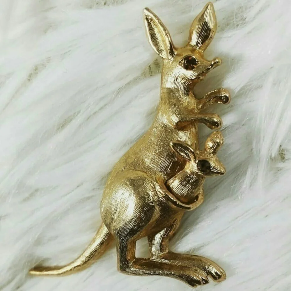 Vintage Avon Kangaroo And Joey Brooch Pin