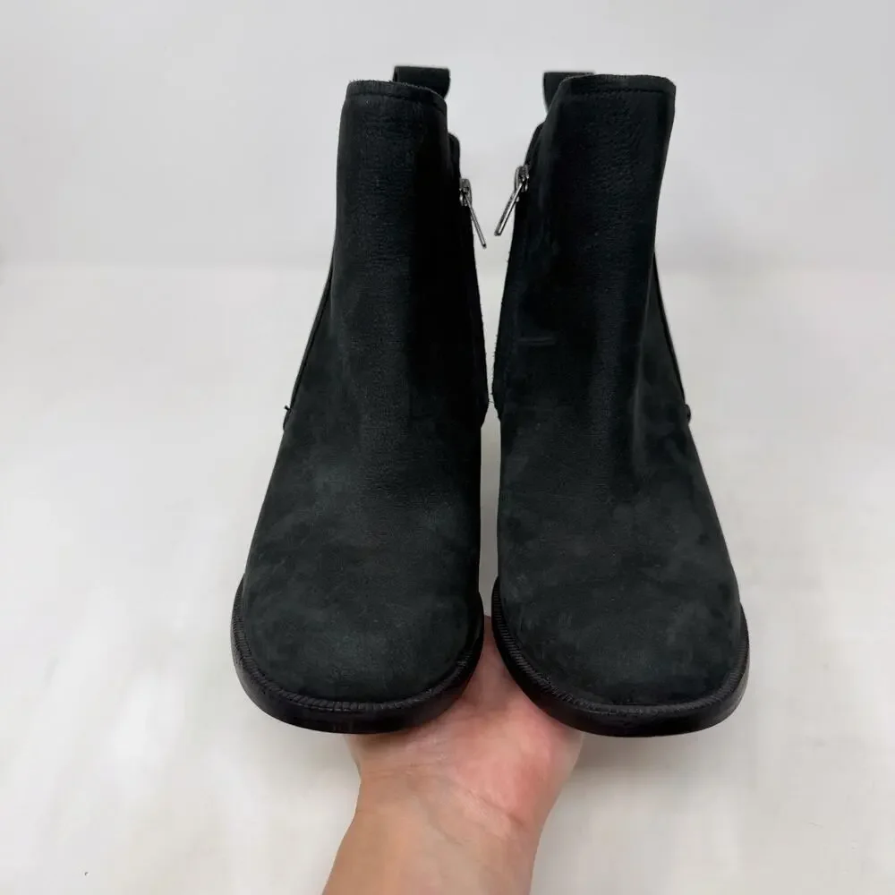 UGG inches black top