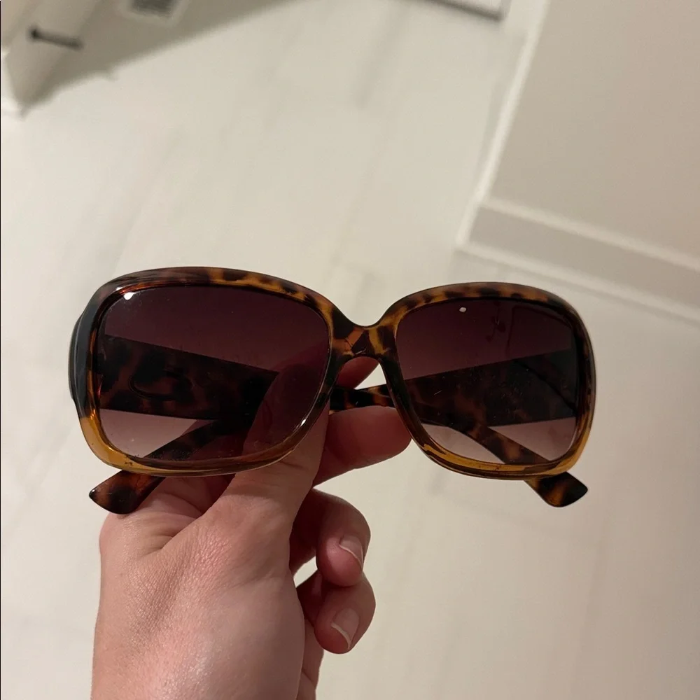 Oscar de la Renta stylish tortoiseshell
