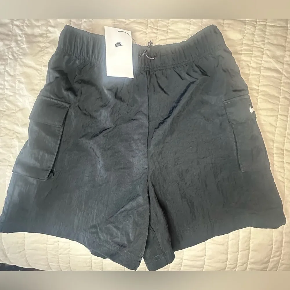 Nike Essential Woven High Rise Cargo Shorts Size Small NWTs