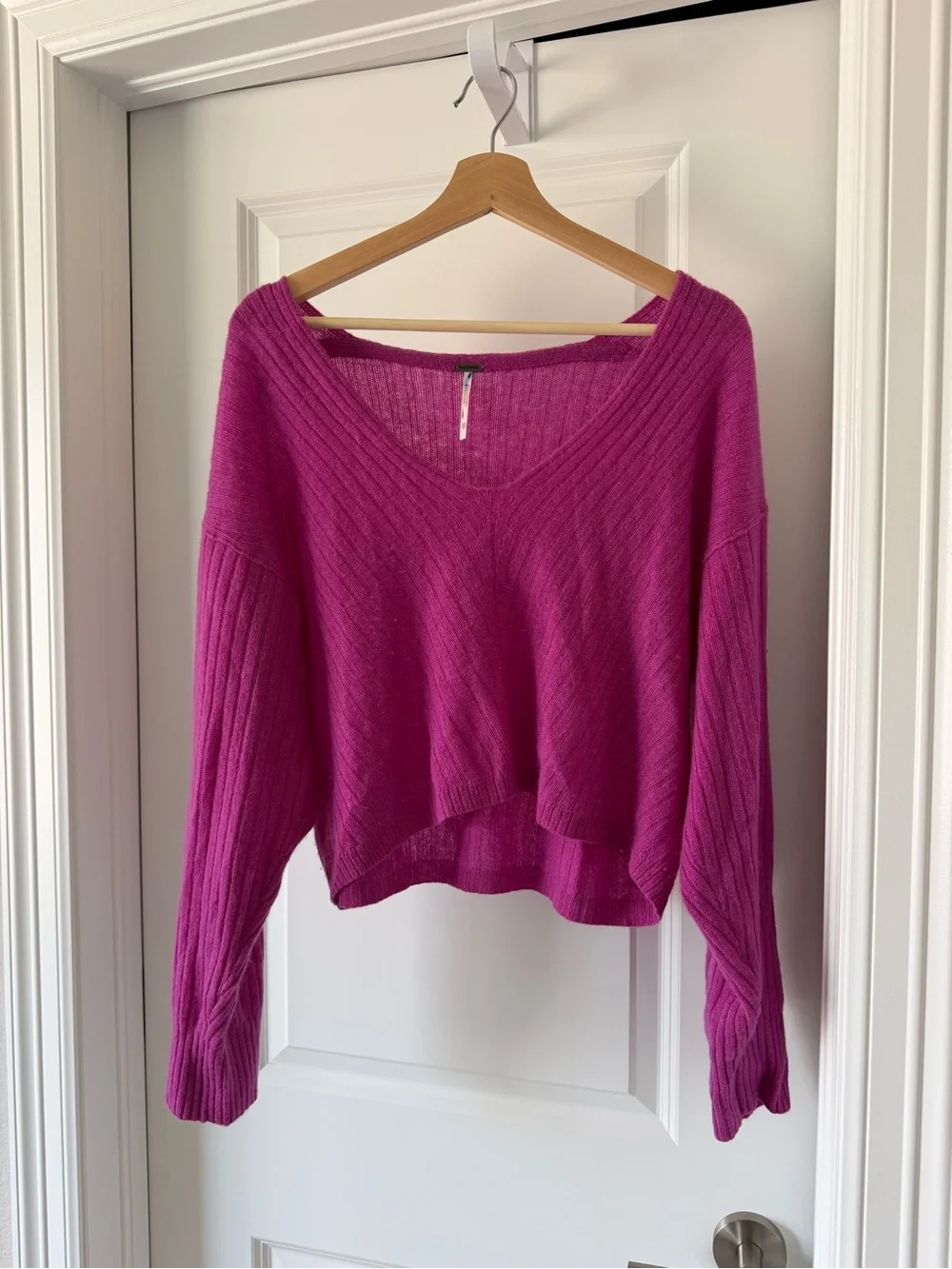 Free People Cropped V-Neck 100% Cashmere  Sweater in Fuchsia