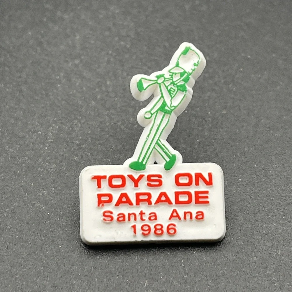 Toys On Parade Santa Ana 1986 Plastic Lapel Hat‎ Pin