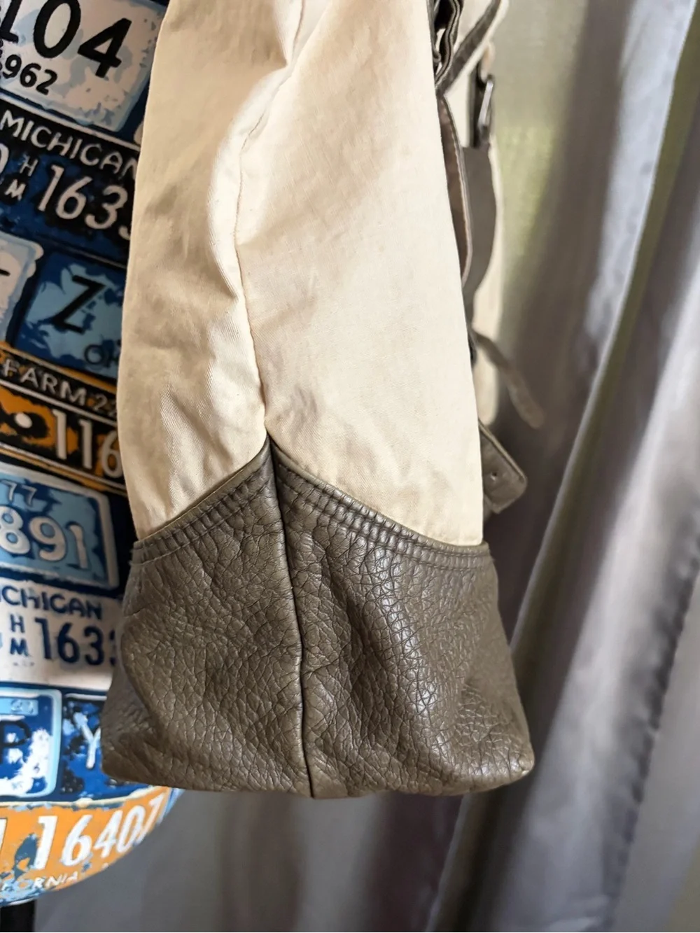 Converse spacious canvas
