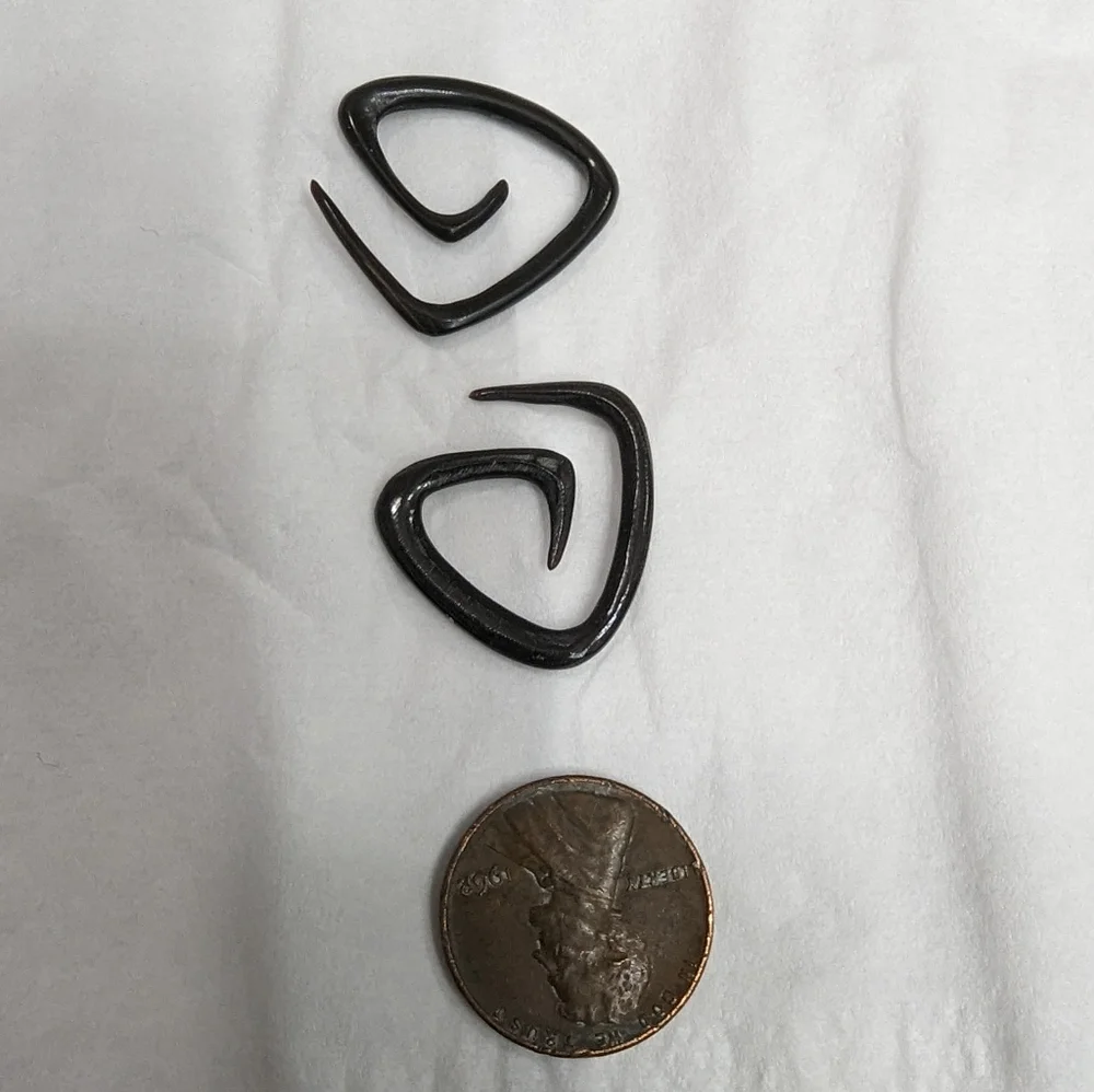 8g 1 pair of hand made Spiral 8(g) gauge earrings. Bone material. Black Color