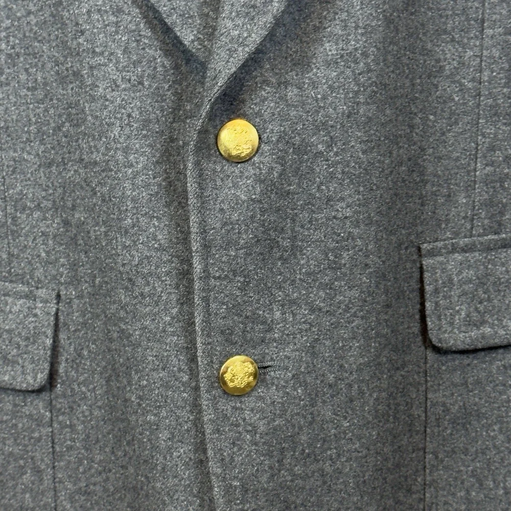 Neil Martin (The Broadway) unsure closet