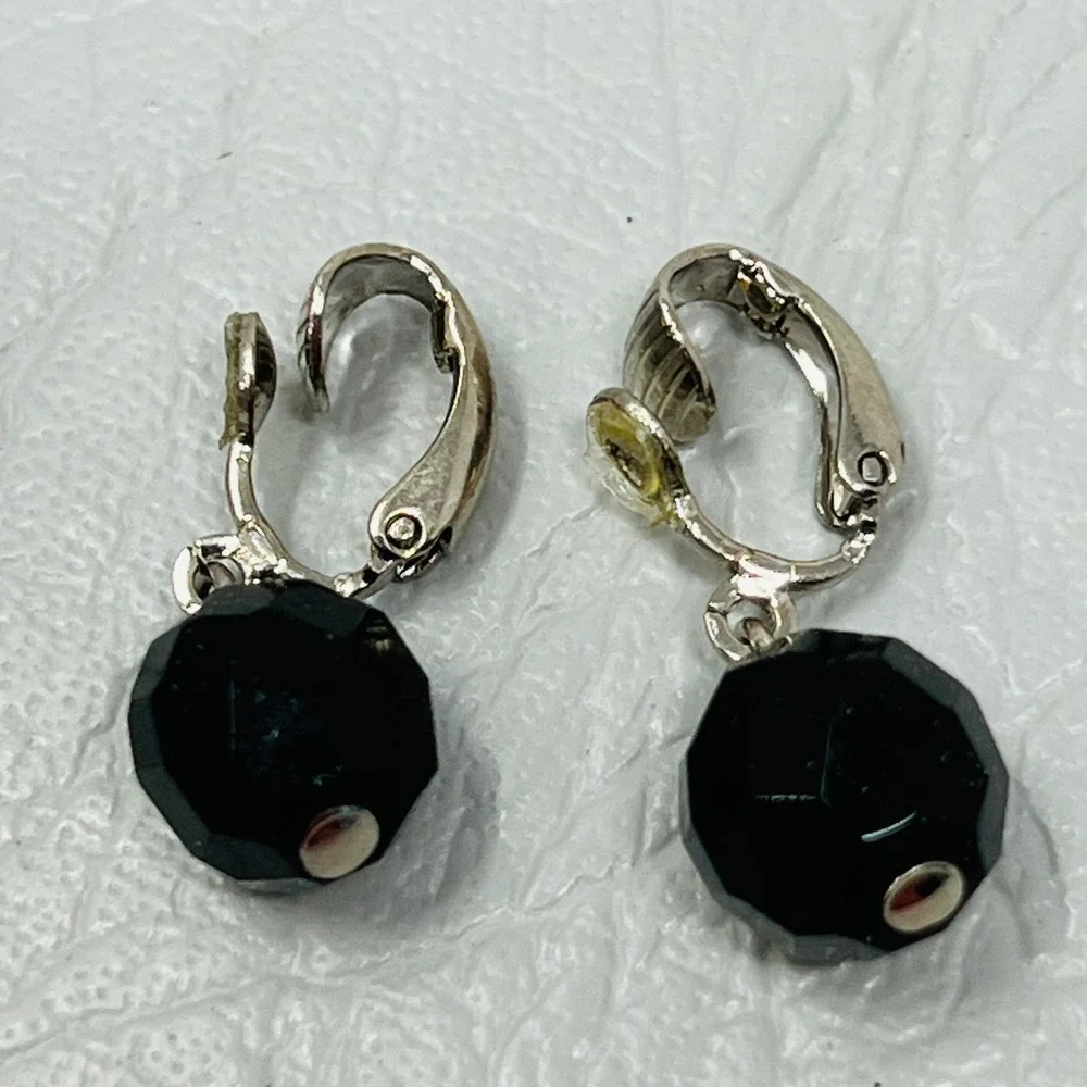 N/A black faceted