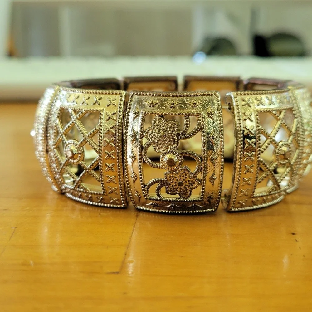 Filigree returns motifs