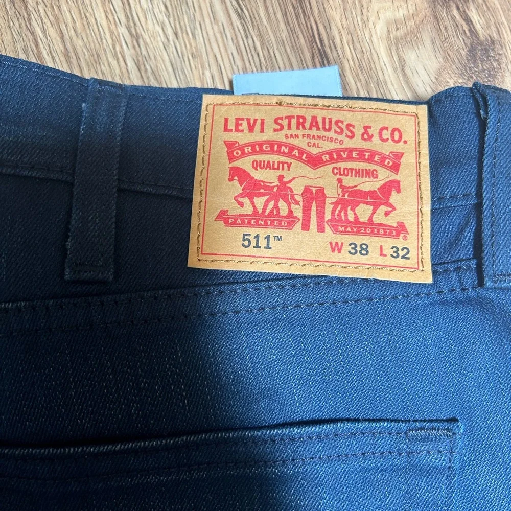 Levis measures 38x32”