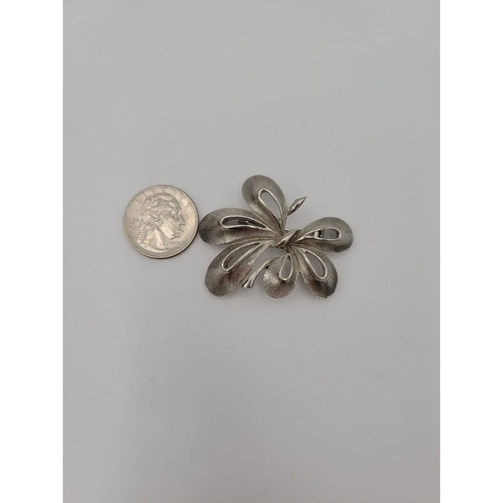 Vintage Jewelry Silver Tone Brooch Pin‎ Bow Shape