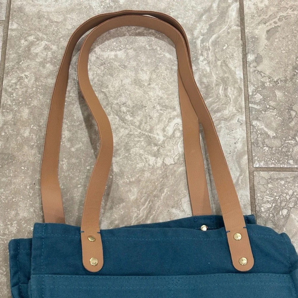 Feed market tote