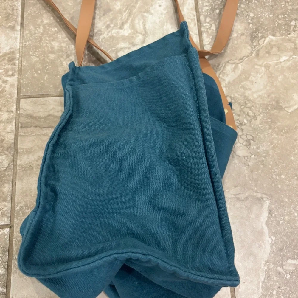 Feed market tote