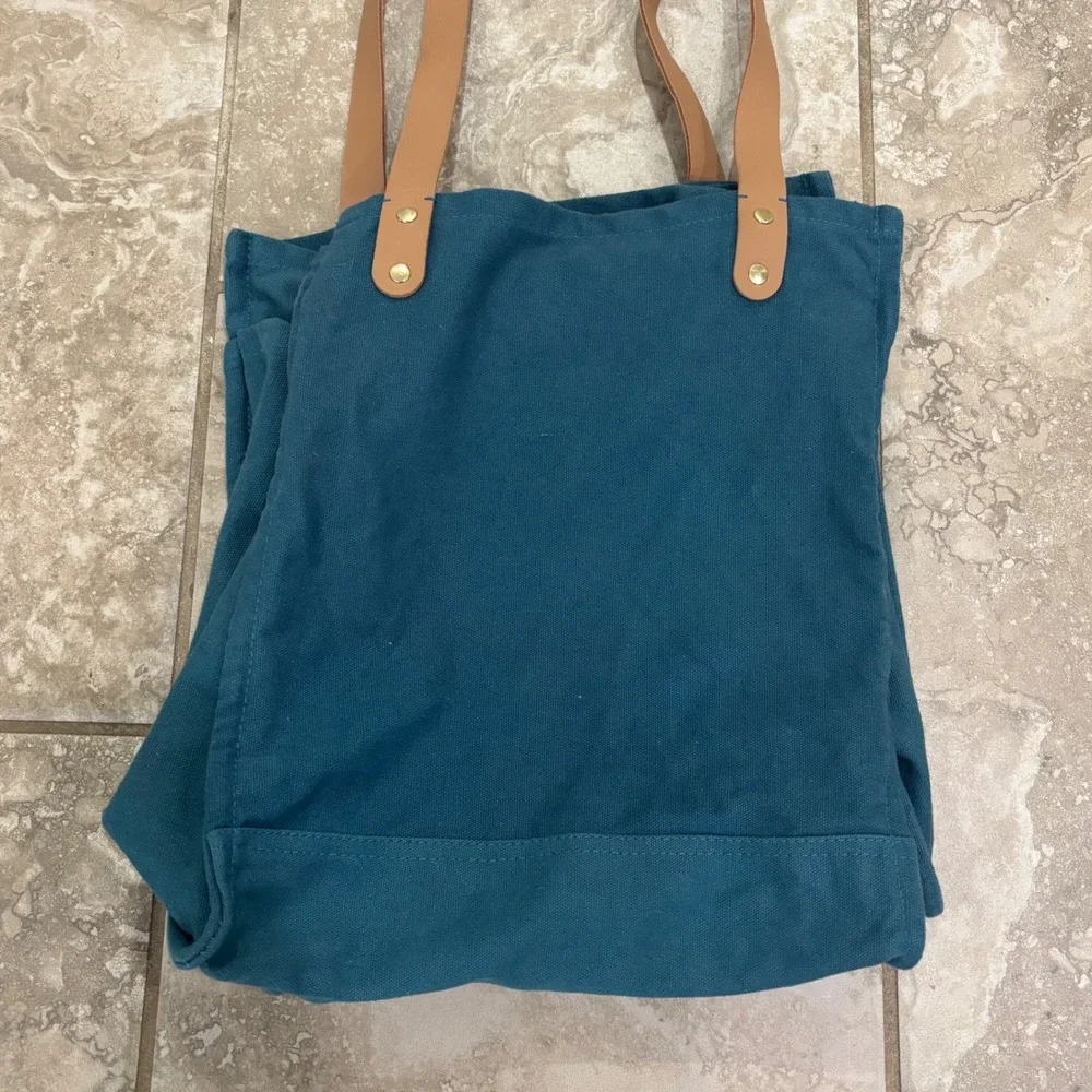 Feed market tote