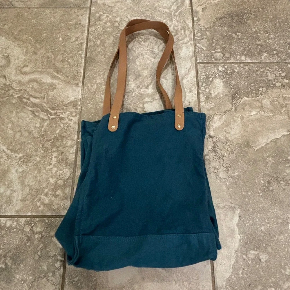 Feed market tote