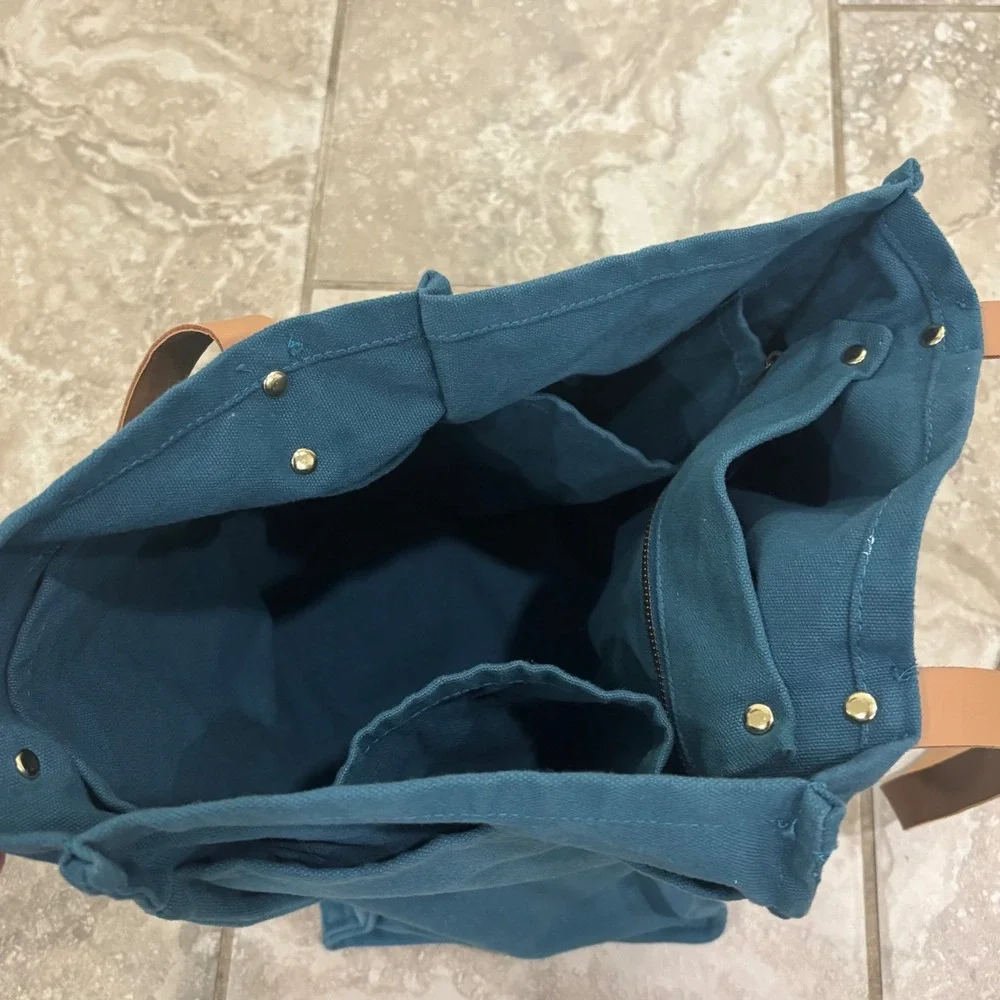 Feed market tote