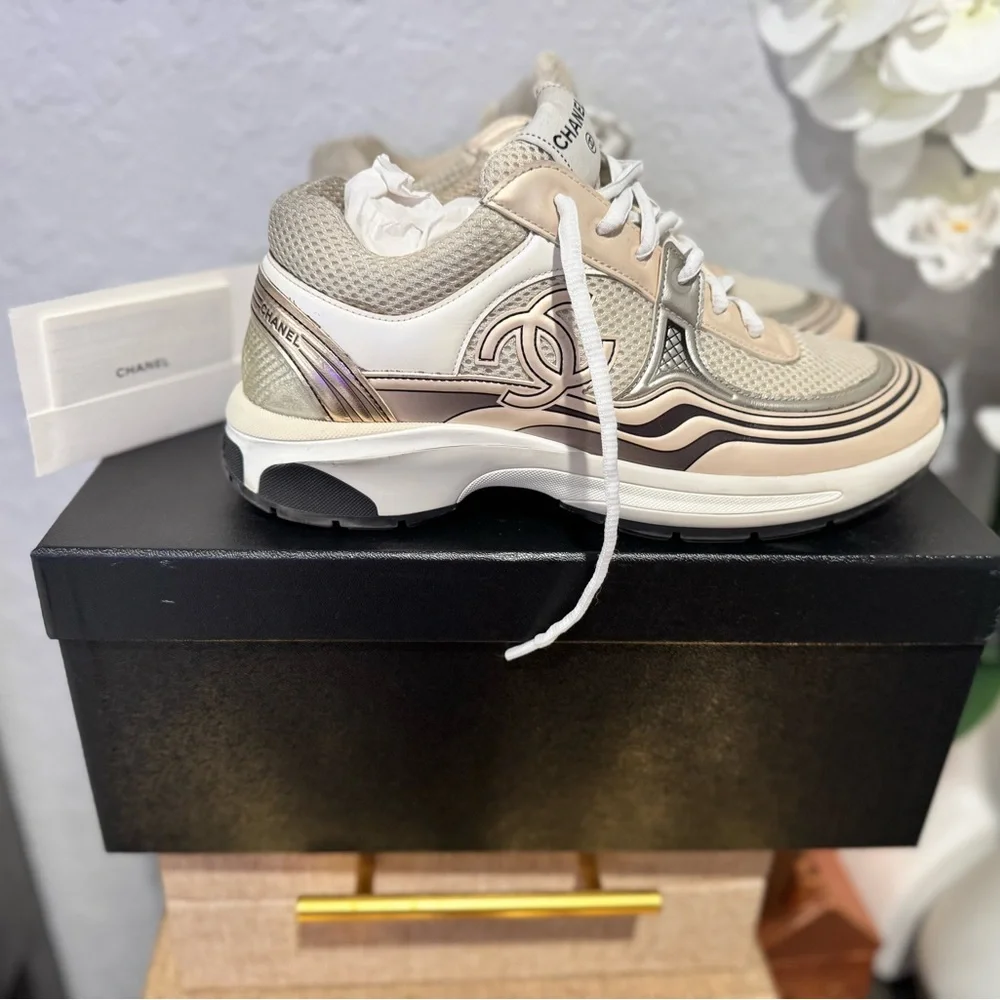 CHANEL sneakers signature