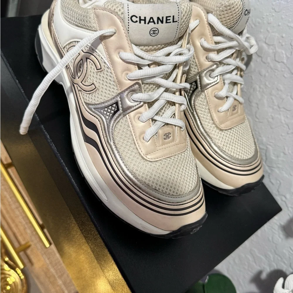 CHANEL sneakers signature