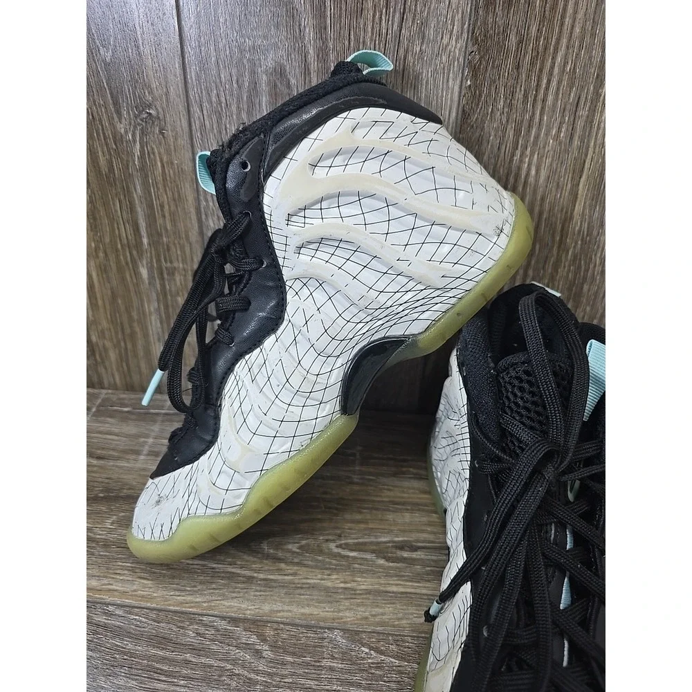 Nike little posite
