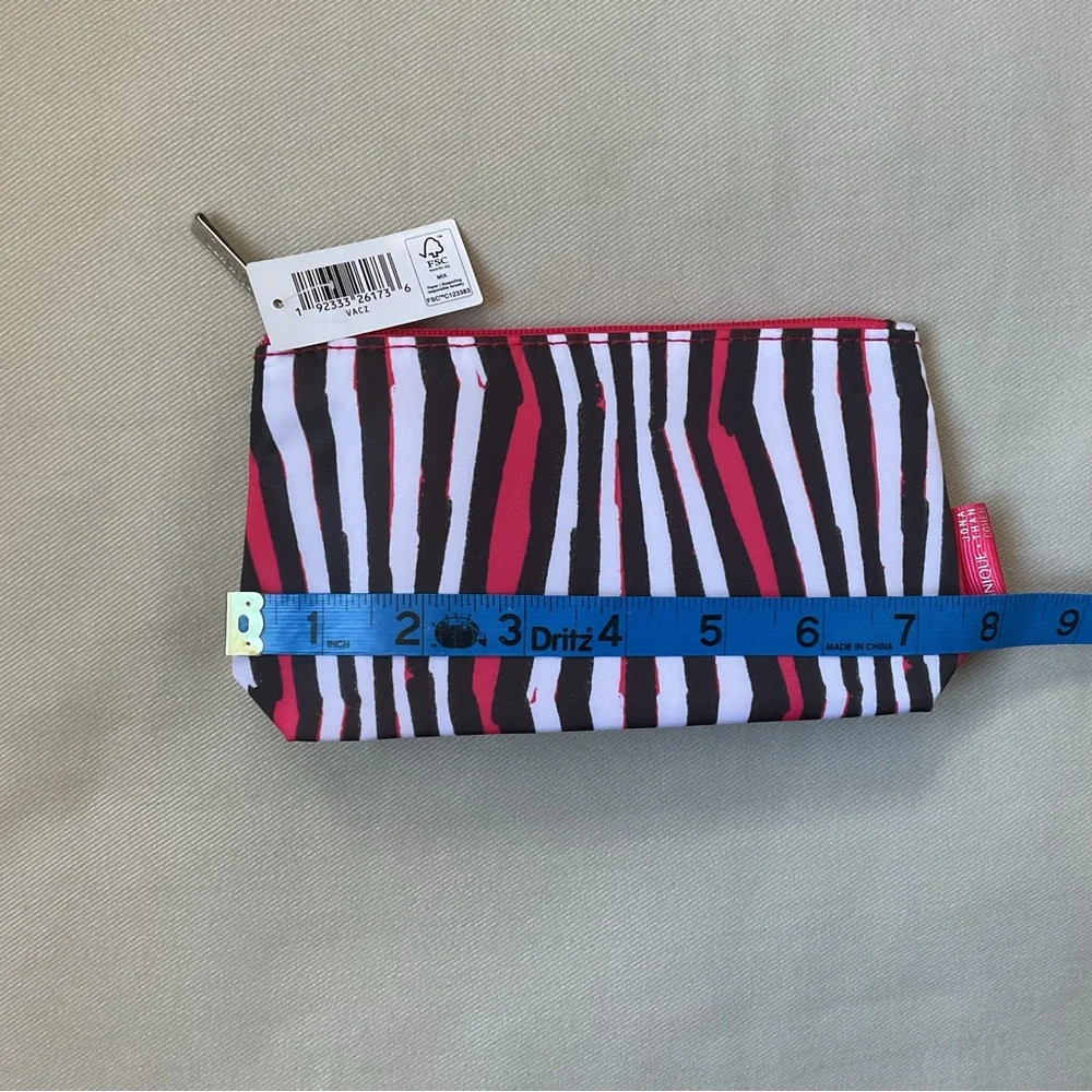 Clinique x Jonathan Cohen red pouch comment