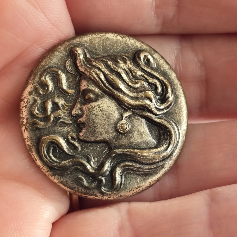N/A beautiful brooch