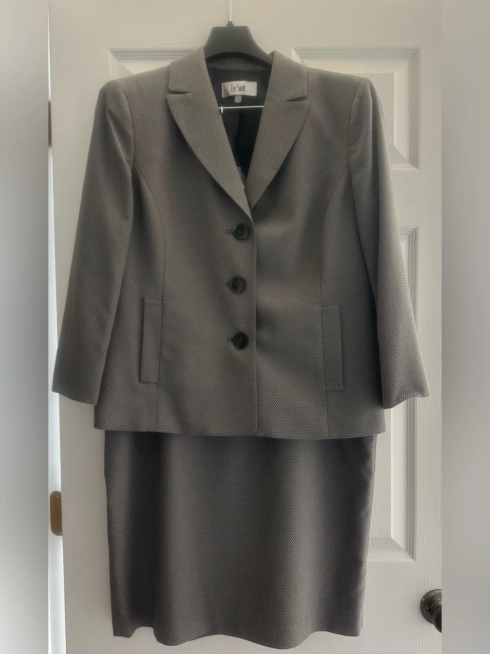 Gently worn Le Suit Women's Gray Textured 2 Piece 3/4 Sleeve Skirt Suit - Gray