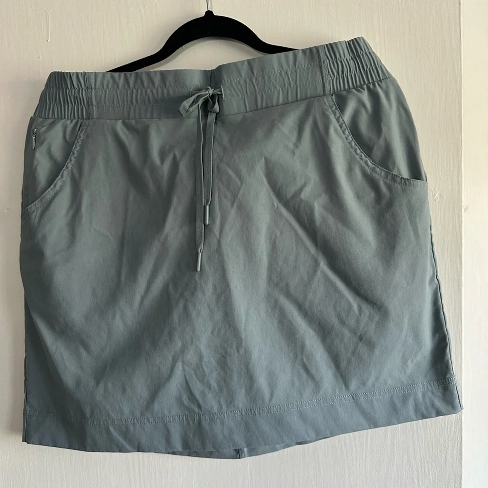 Woman's short/skirt, size L.