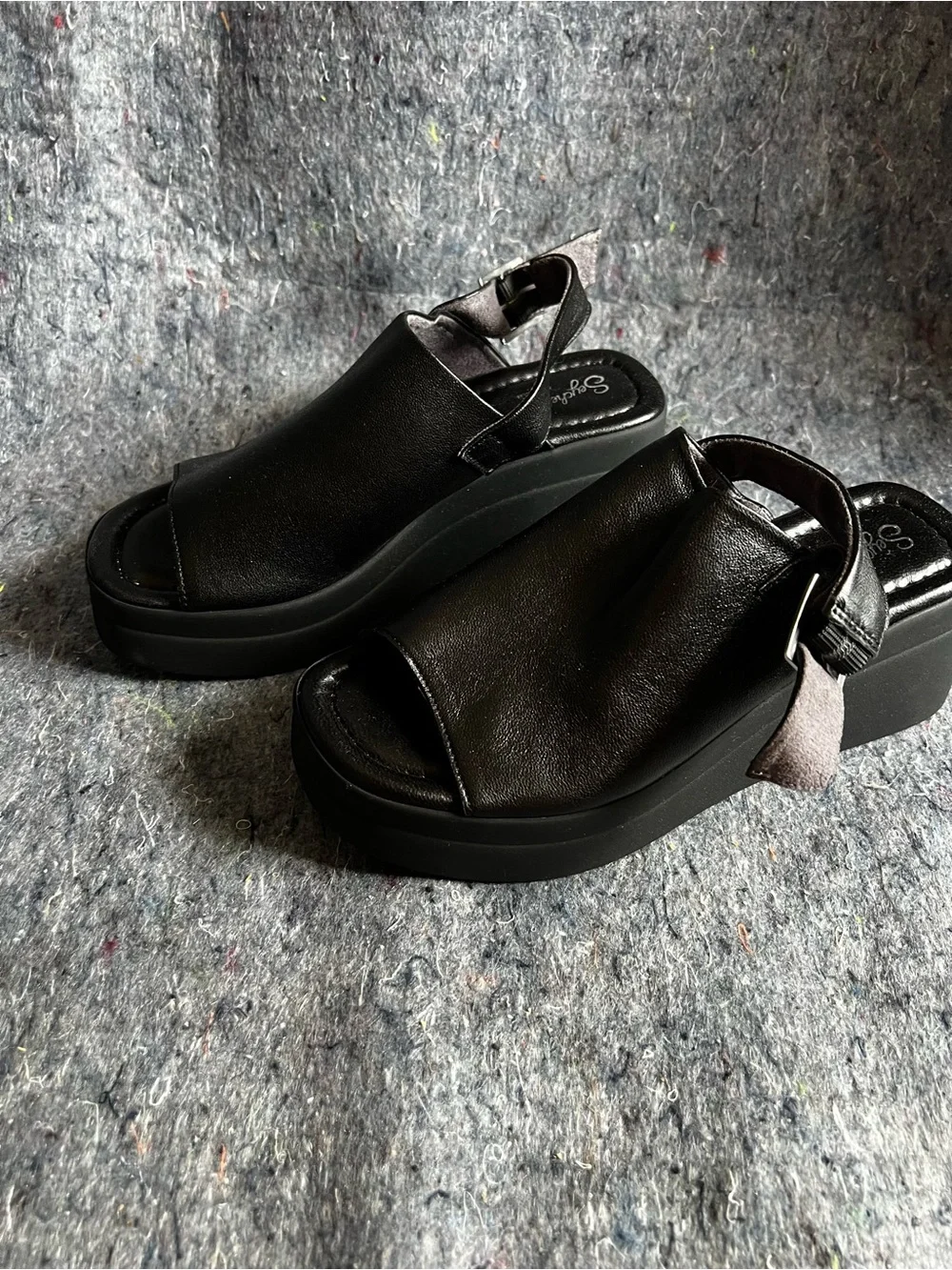 Seychelles black platform