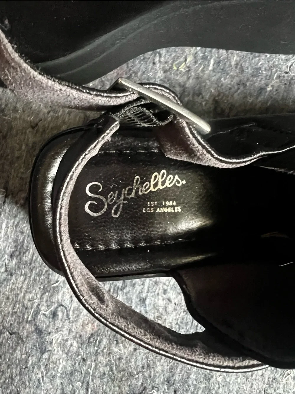 Seychelles black platform
