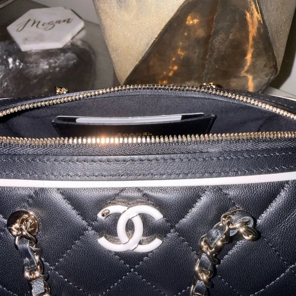 CHANEL shoulder bag