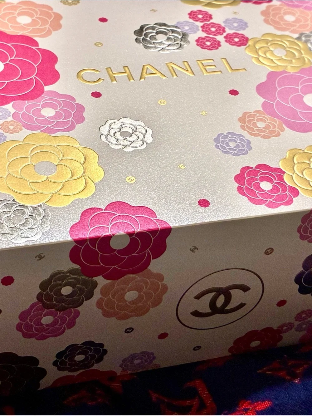 CHANEL accents floral decorative
