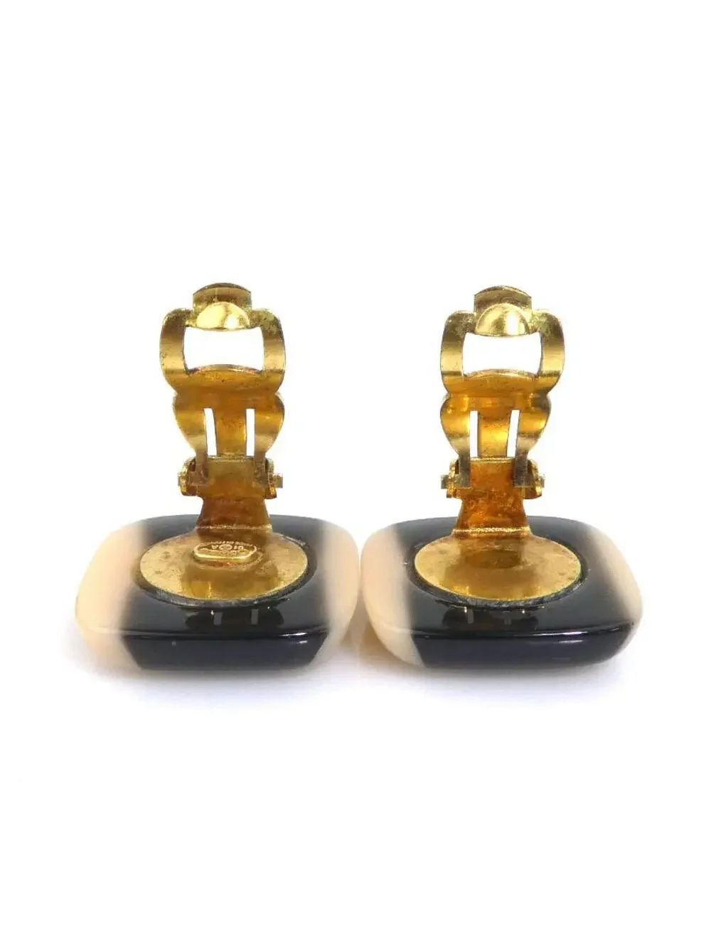CHANEL elevate your