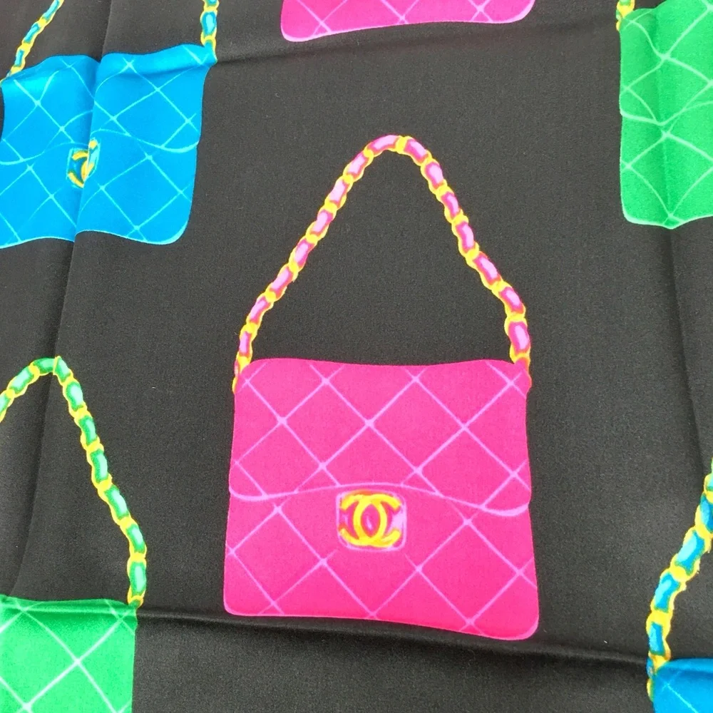 CHANEL hand edges