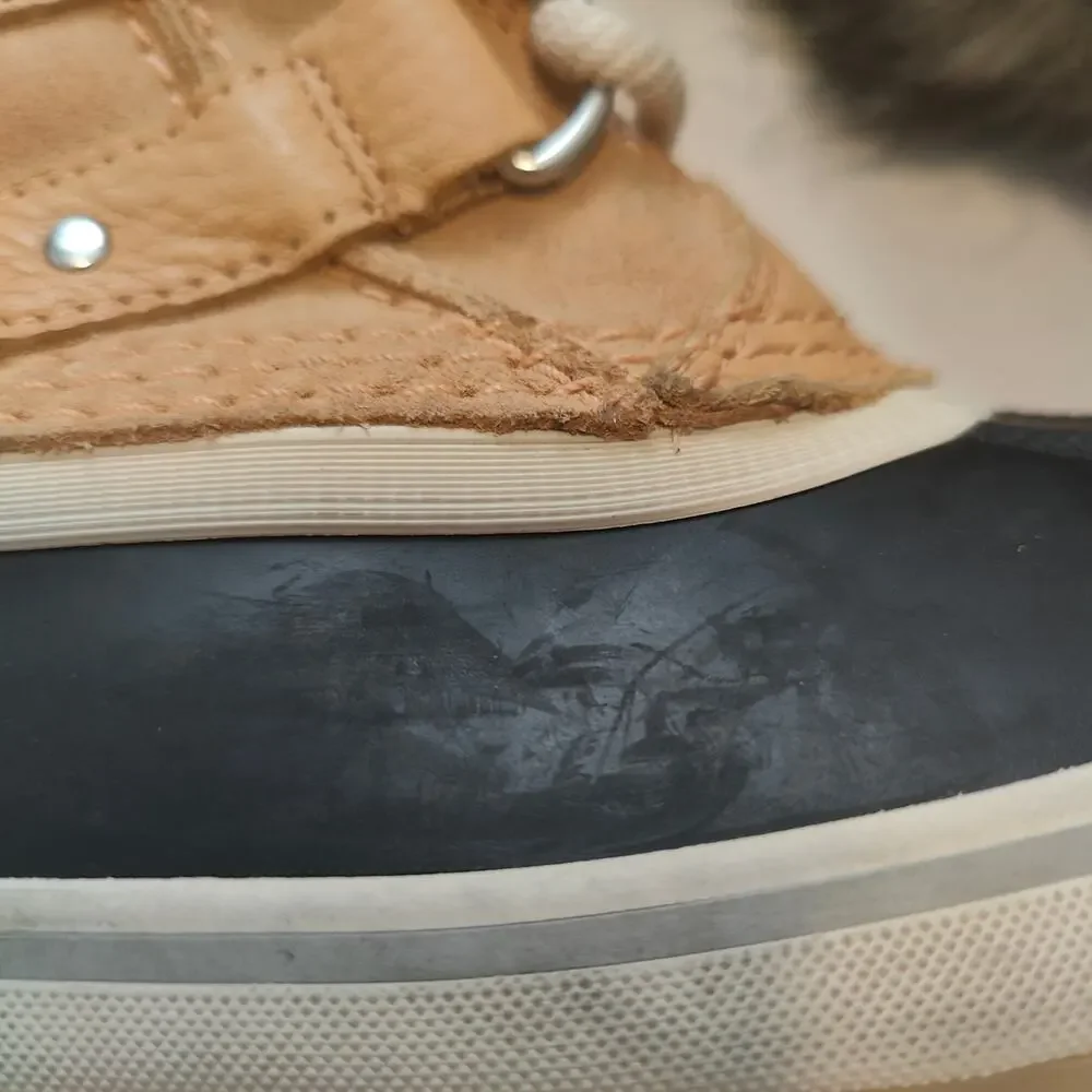 Sorel details upper