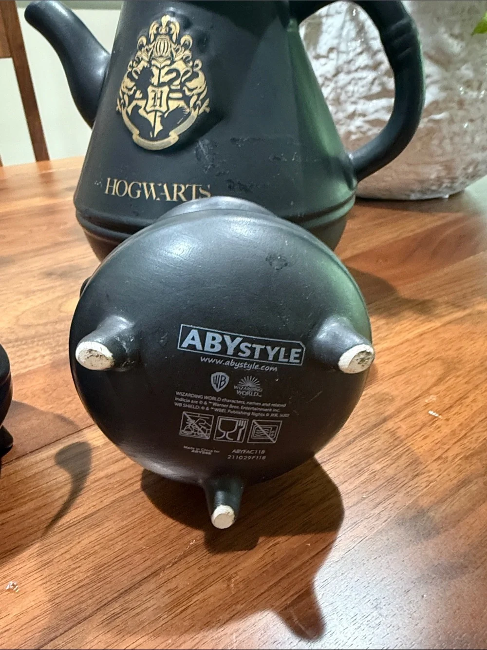 Harry Potter Teapot with 2 Hogwarts Cauldron Mugs