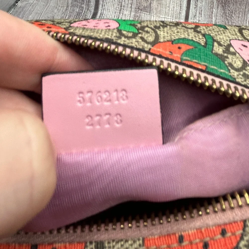 🍓GUCCI Strawberry GG Supreme Large Cosmetic Bag Pouch Limited Edition RARE