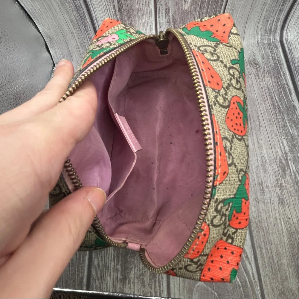 🍓GUCCI Strawberry GG Supreme Large Cosmetic Bag Pouch Limited Edition RARE