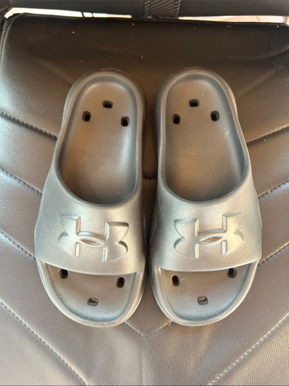 Under Armour Kids Black Slip-On Logo Slide Sandals Boys-youth size 4 LIKE NEW