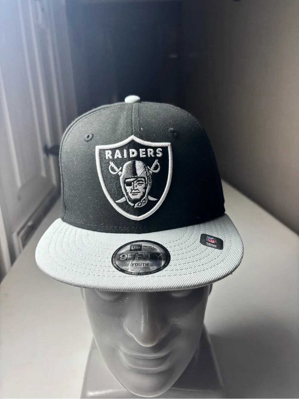 Youth New Era Las Vegas Raiders snapback cap in black & gray with white Raiders