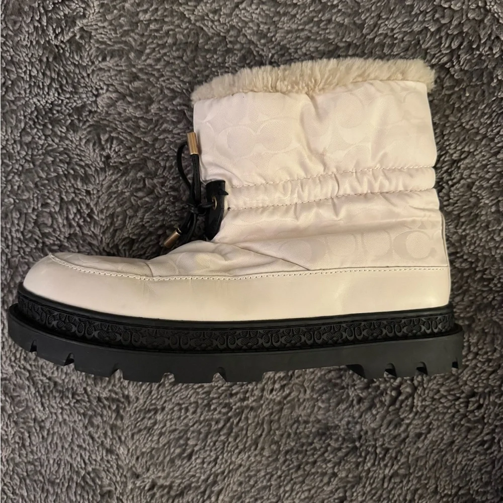 Coach elegant white
