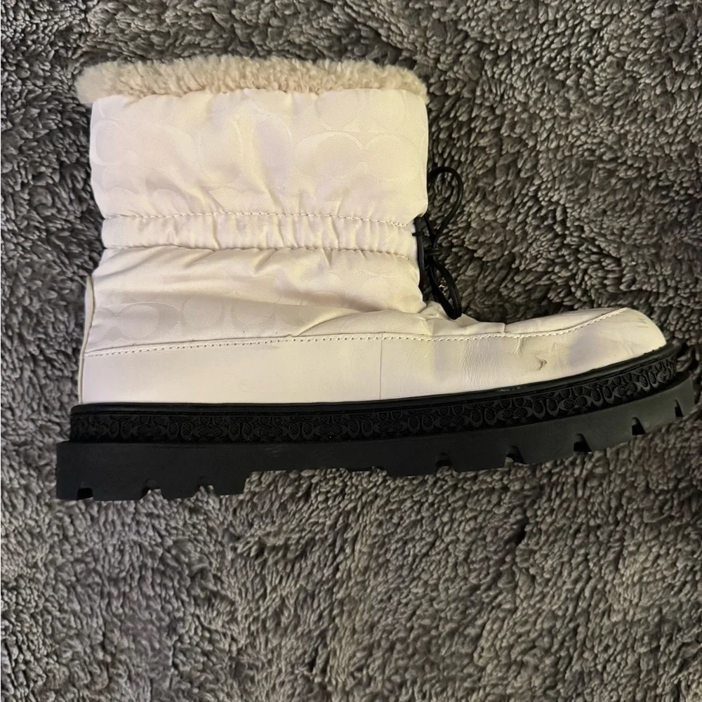 Coach elegant white
