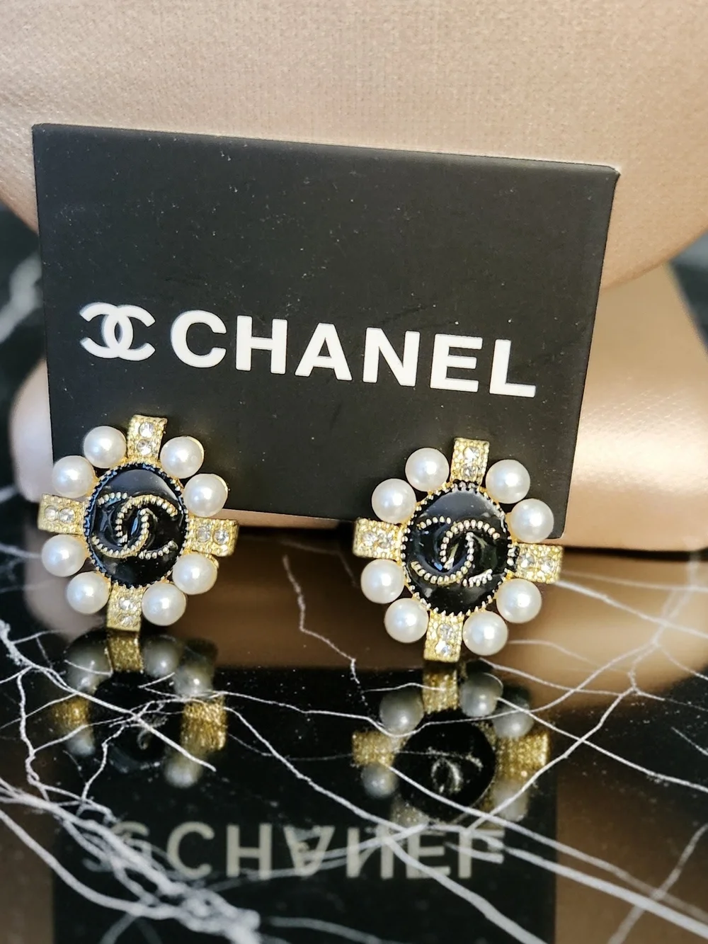CHANEL elegant post